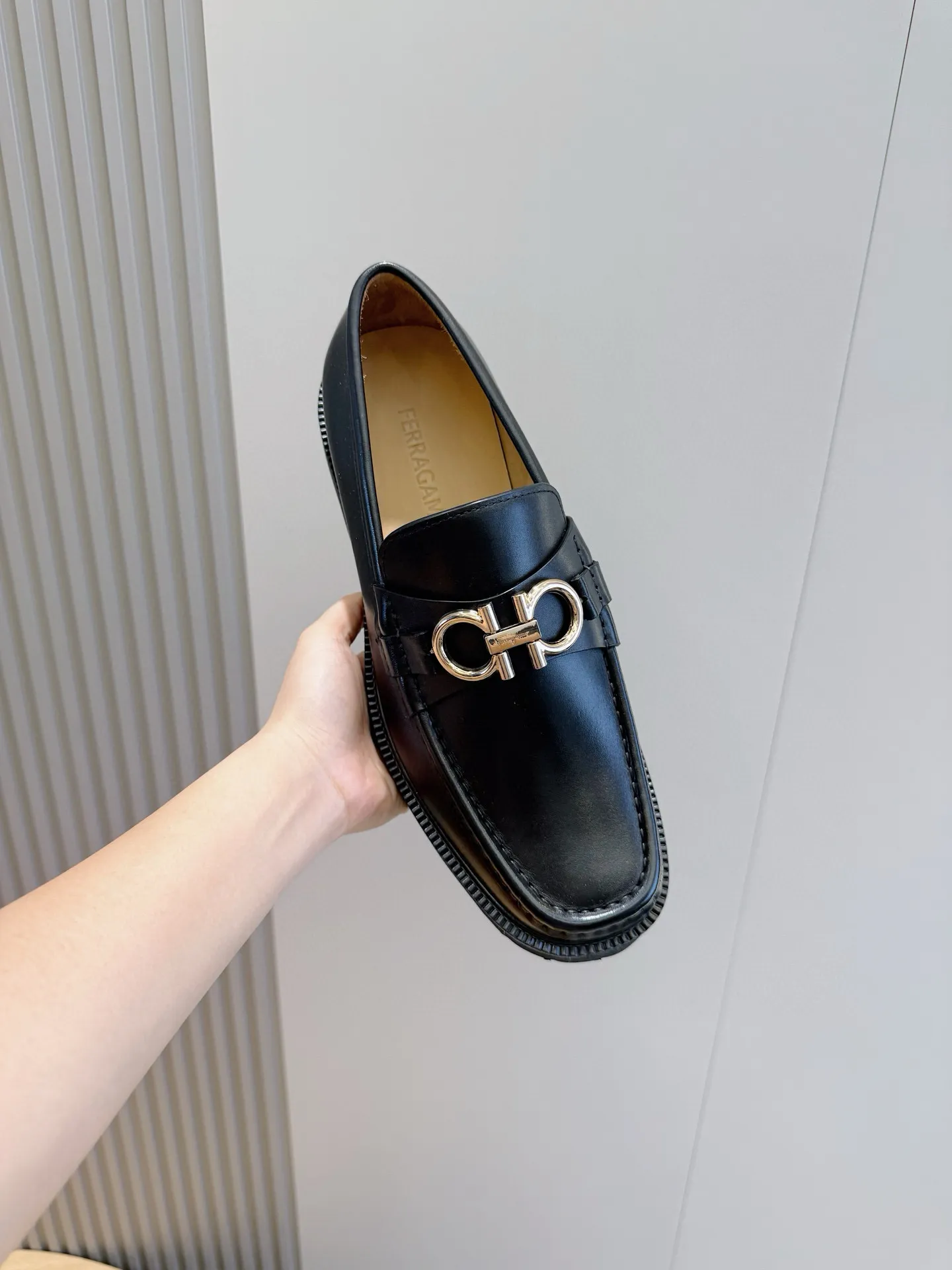 [Ferragamo] Top P: 760💰 Number of yards: 39~44 (38.45. Customized, non-returnable) Ferragamo men's leather derby shoes. The new derby shoes are light in texture and cool in style. They adopt exquisite eyelet uppers and novelly define urban trends. Made of brushed cowhide, it has a plump and rounded toe box and is decorated with delicate wingtip decorative details. Imported cowhide + cowhide lining.